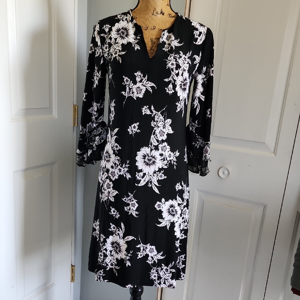 Roz & Ali Black and White Floral Blouse